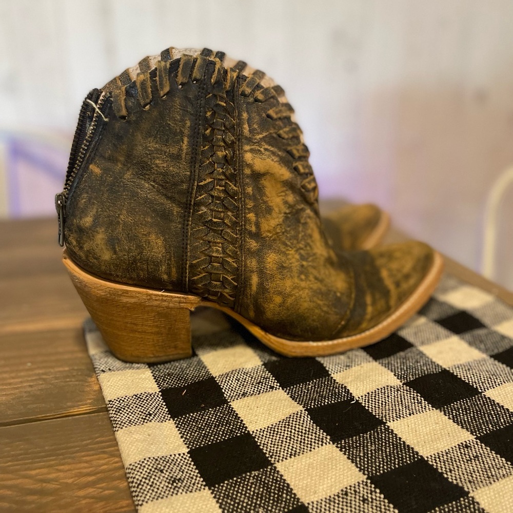 Circle G booties size 9